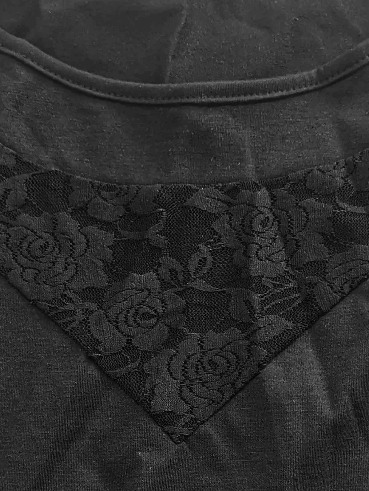 Dettaglio del top tunica pizzo taglie forti, mostrando il pannello in pizzo nero e il design elegante.