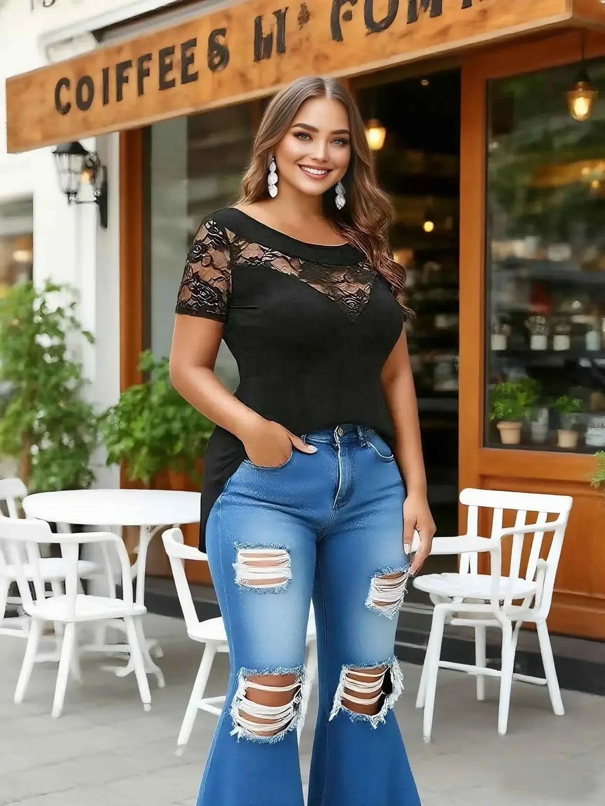 Top tunica pizzo taglie forti con maniche in pizzo, abbinata a jeans strappati, ideale per look casual.