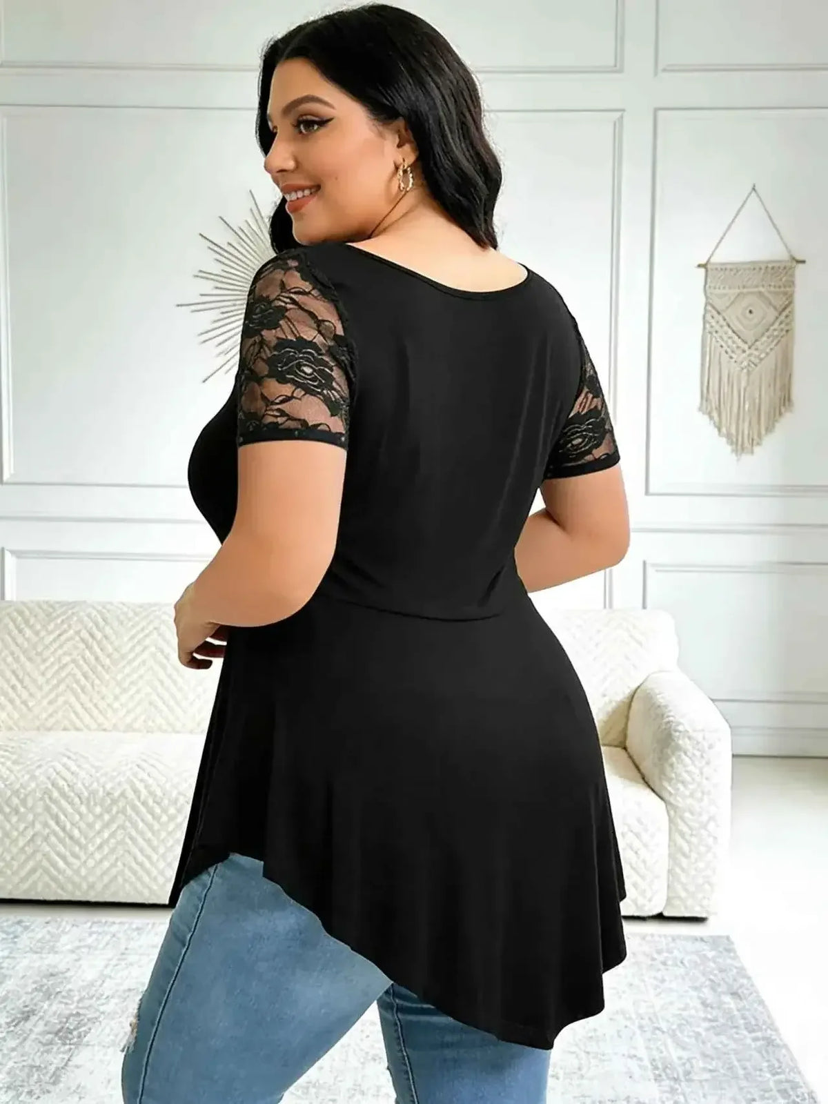 Top tunica pizzo taglie forti, camicetta fluida nera con maniche in pizzo e orlo asimmetrico, ideale per abiti casual.