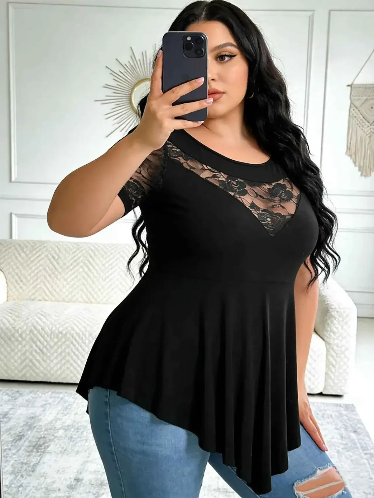 Top tunica pizzo taglie forti da donna, camicetta fluida nera con pannello in pizzo e orlo asimmetrico.