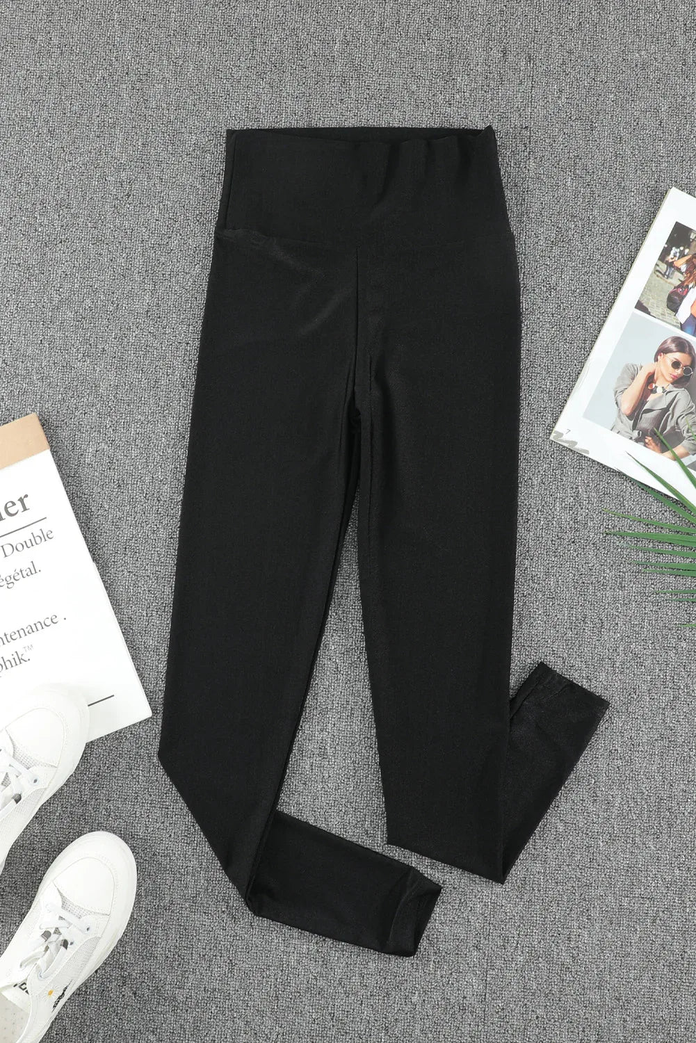 Leggings modellanti vita alta push-up neri su sfondo grigio, ideale per modellare e valorizzare le curve.