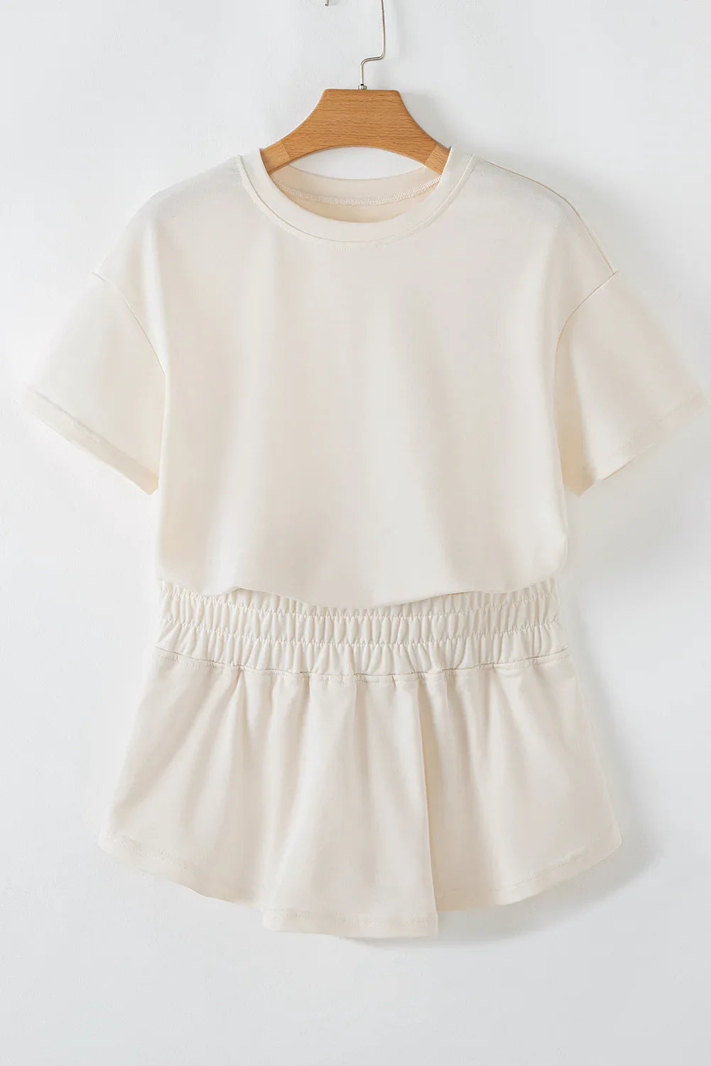 T-shirt corta beige e set di skort a vita alta con volant - Viva Armonia