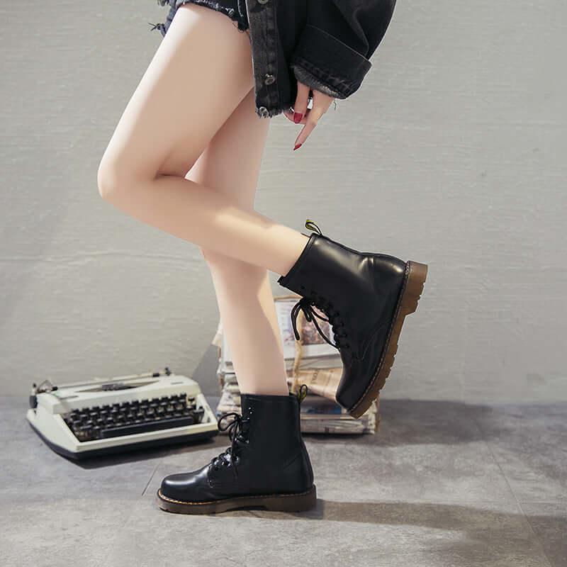 Stivali donna stile Dr Martens con lacci - Tacco medio - Viva Armonia
