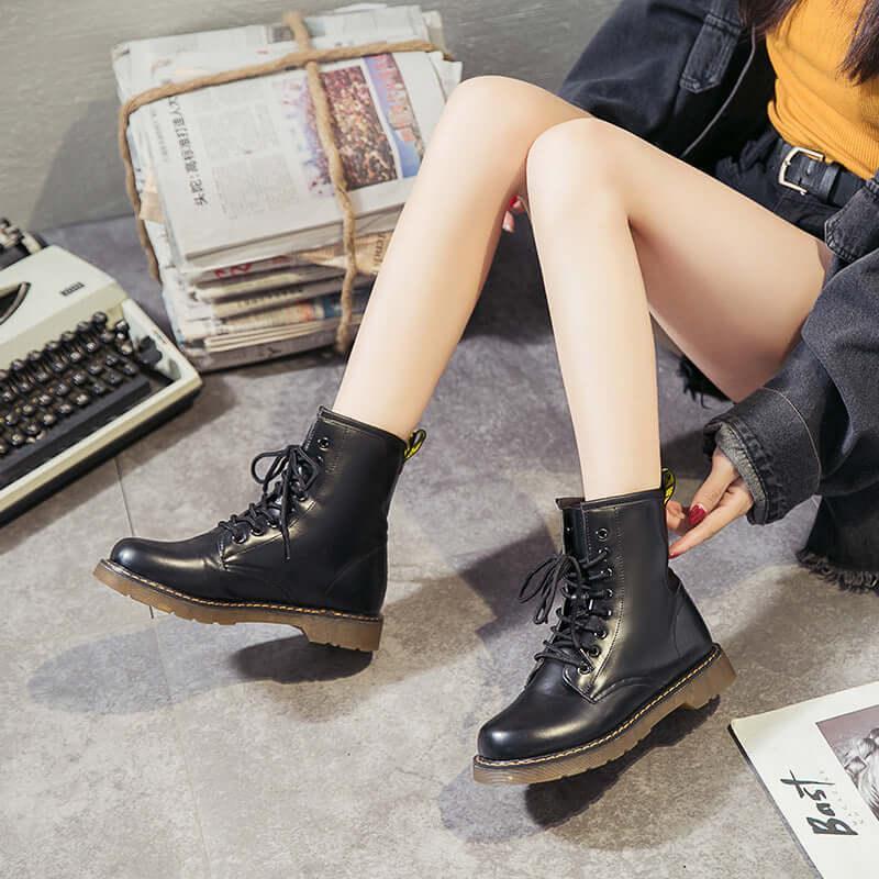 Stivali donna stile Dr Martens con lacci - Tacco medio - Viva Armonia